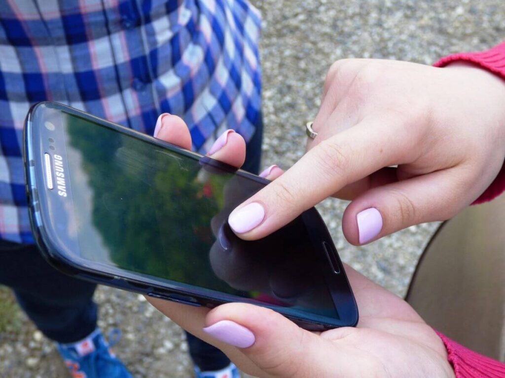 איך מדברים עם מתבגרים על סינון בלי שירגישו שמגבילים אותם