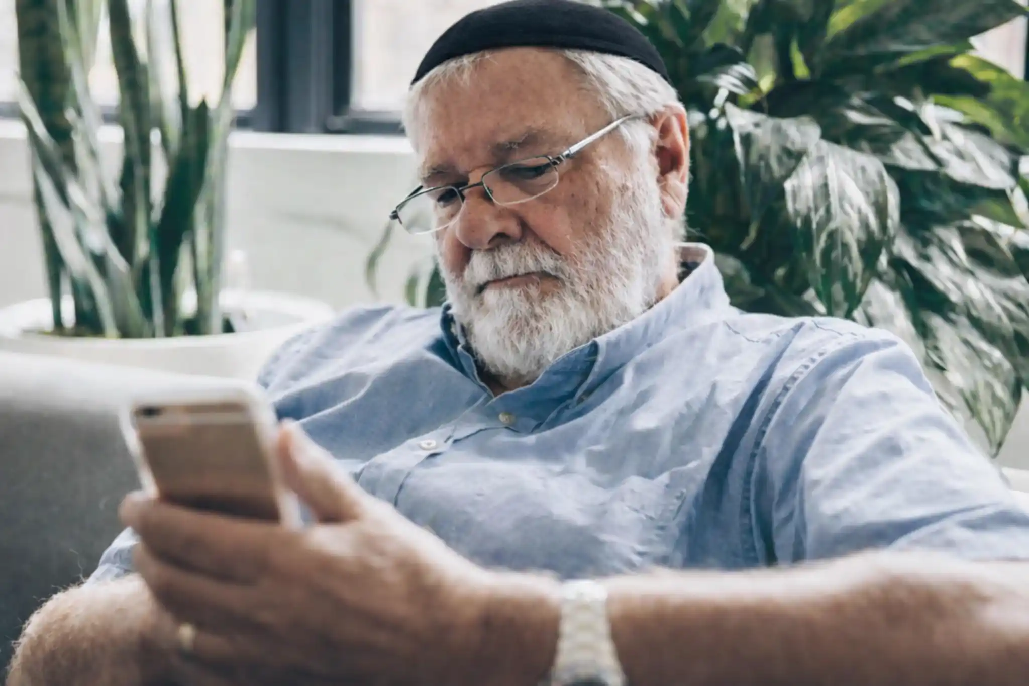 טלפון מסונן של עסקן להורים מבוגרים