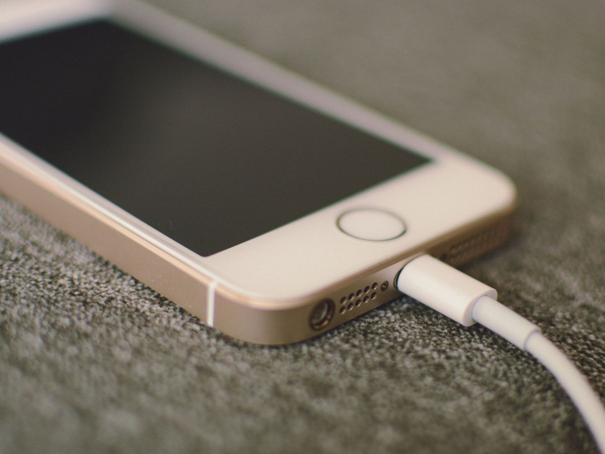 איך לשמור על הסוללה? המדריך למשתמשי סמארטפון כשר ב-2026